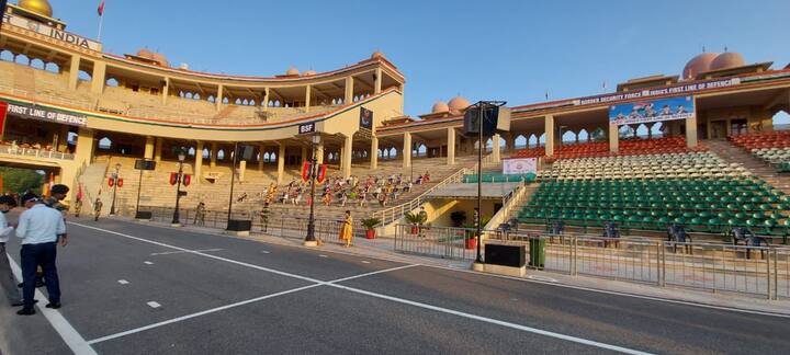 ਇਹ ਰਸਮ ਵਾਹਗਾ-ਅਟਾਰੀ ਸਰਹੱਦ 'ਤੇ ਸੂਰਜ ਡੁੱਬਣ ਤੋਂ ਤੁਰੰਤ ਪਹਿਲਾਂ ਹਰ ਸ਼ਾਮ ਹੁੰਦੀ ਹੈ।ਇਹ ਦੋਹਾਂ ਪਾਸਿਆਂ ਦੇ ਸਿਪਾਹੀਆਂ ਵਲੋਂ ਪਰੇਡ ਨਾਲ ਸ਼ੁਰੂ ਹੁੰਦੀ ਹੈ, ਅਤੇ ਦੋਵਾਂ ਦੇਸ਼ਾਂ ਦੇ ਝੰਡੇ ਨੂੰ ਤਾਲਮੇਲ ਨਾਲ ਉਤਾਰਿਆ ਜਾਂਦਾ ਹੈ।ਭਾਰਤੀ ਅਤੇ ਪਾਕਿਸਤਾਨੀ ਕਰਮਚਾਰੀ ਜ਼ੀਰੋ ਲਾਈਨ ਵੱਲ ਮਾਰਚ ਕਰਦੇ ਹਨ।