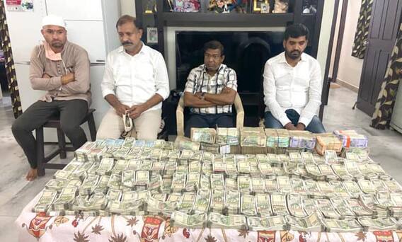 ਰਿਸ਼ਵਤ ਲੈਂਦੇ ਤਹਿਸੀਲਦਾਰ ਕਾਬੂ, 1 ਕਰੋੜ ਤੋਂ ਵੱਧ ਰਕਮ ਦੀ ਗਿਣਤੀ ਲਈ ਮੰਗਵਾਉਣੀ ਪਈ ਮਸ਼ੀਨ