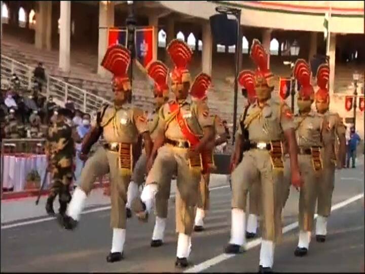  'Beating retreat' ਦੀ ਰਸਮ ਦੋਵਾਂ ਦੇਸ਼ਾਂ ਦਰਮਿਆਨ ਦੁਸ਼ਮਣੀ ਅਤੇ ਭਾਈਚਾਰਕ ਸਾਂਝ ਦੇ ਪ੍ਰਤੀਕ ਨੂੰ ਦਰਸਾਉਂਦੀ ਇਕ ਬਹੁਤ ਹੀ ਸ਼ਾਨਦਾਰ ਘਟਨਾ ਮੰਨੀ ਜਾਂਦੀ ਹੈ। ਇਹ 1959 ਵਿਚ ਦੋਵਾਂ ਦੇਸ਼ਾਂ ਵਿਚਾਲੇ ਸਦਭਾਵਨਾ ਇਸ਼ਾਰੇ ਵਜੋਂ ਸ਼ੁਰੂ ਕੀਤੀ ਗਈ ਸੀ।