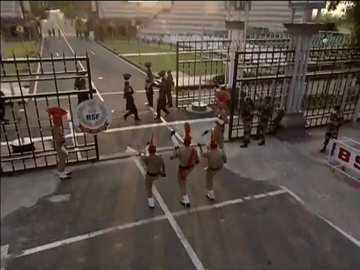 ਇਹ ਰਸਮ ਵਾਹਗਾ-ਅਟਾਰੀ ਸਰਹੱਦ 'ਤੇ ਸੂਰਜ ਡੁੱਬਣ ਤੋਂ ਤੁਰੰਤ ਪਹਿਲਾਂ ਹਰ ਸ਼ਾਮ ਹੁੰਦੀ ਹੈ।ਇਹ ਦੋਹਾਂ ਪਾਸਿਆਂ ਦੇ ਸਿਪਾਹੀਆਂ ਵਲੋਂ ਪਰੇਡ ਨਾਲ ਸ਼ੁਰੂ ਹੁੰਦੀ ਹੈ, ਅਤੇ ਦੋਵਾਂ ਦੇਸ਼ਾਂ ਦੇ ਝੰਡੇ ਨੂੰ ਤਾਲਮੇਲ ਨਾਲ ਉਤਾਰਿਆ ਜਾਂਦਾ ਹੈ।ਭਾਰਤੀ ਅਤੇ ਪਾਕਿਸਤਾਨੀ ਕਰਮਚਾਰੀ ਜ਼ੀਰੋ ਲਾਈਨ ਵੱਲ ਮਾਰਚ ਕਰਦੇ ਹਨ।