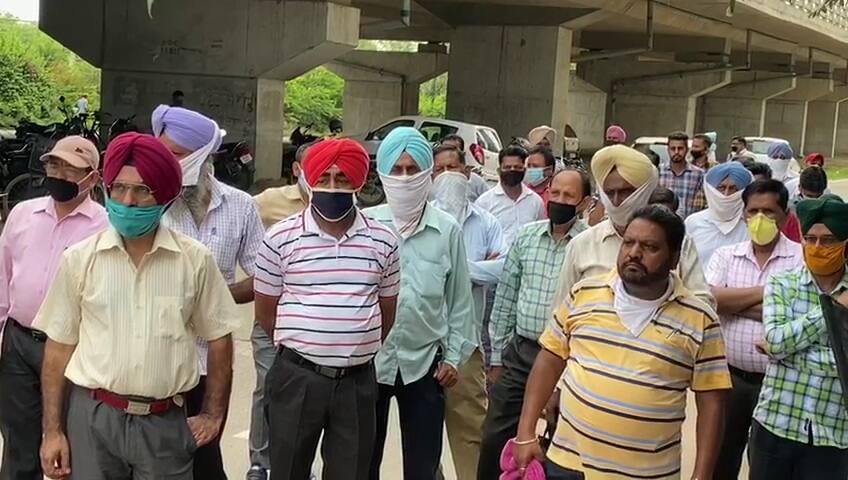 protest in bathinda ਮੋਂਟੇਕ ਆਹਲੂਵਾਲੀਆ ਦੀ ਰਿਪੋਰਟ ਖਿਲਾਫ ਡਟੇ ਮੁਲਾਜ਼ਮ