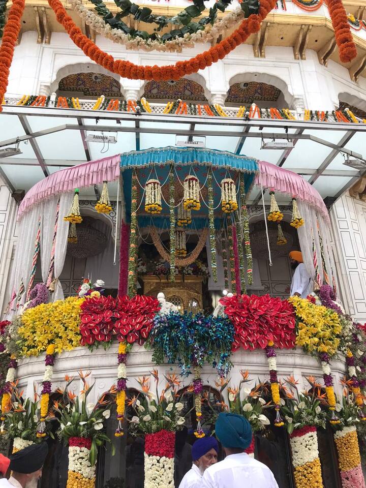  ਅੰਮ੍ਰਿਤਸਰ: ਹਰਿਮੰਦਰ ਸਾਹਿਬ ਵਿਖੇ ਸ੍ਰੀ ਗੁਰੂ ਗ੍ਰੰਥ ਸਾਹਿਬ ਦਾ ਪ੍ਰਕਾਸ਼ ਦਿਹਾੜਾ ਮਨਾਇਆ ਜਾ ਰਿਹਾ ਹੈ। ਇਸ ਸਬੰਧੀ ਖੂਬਸੂਰਤ ਫੁੱਲਾਂ ਨਾਲ ਸਜਾਵਟ ਕੀਤੀ ਗਈ ਜਿਸ ਨੂੰ ਦੇਖ ਕੇ ਰੂਹ ਖਿੜ੍ਹ ਉੱਠਦੀ ਹੈ।