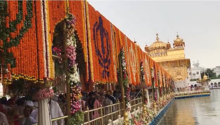 ਸੁੰਦਰ ਤੇ ਮਨਮੋਹਕ ਫੁੱਲਾਂ ਦੀ ਸਜਾਵਟ ਲਈ 25 ਤੋਂ 30 ਟਨ ਫੁੱਲਾਂ ਦੀ ਵਰਤੋਂ ਕੀਤੀ ਗਈ ਹੈ। ਇਹ ਫੁੱਲ ਕਲਕੱਤਾ, ਬੈਂਗਲੌਰ, ਪੁਣੇ, ਕੇਰਲਾ ਤੇ ਹੋਰ ਥਾਵਾਂ ਤੋਂ ਮੰਗਵਾਏ ਗਏ ਹਨ।
