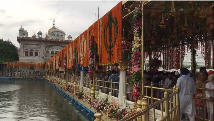 ਇਸ ਤੋਂ ਪਹਿਲਾਂ ਸਜਾਵਟ ਲਈ ਵਿਦੇਸ਼ਾਂ ਤੋਂ ਵੀ ਫੁੱਲ ਮੰਗਵਾਏ ਜਾਂਦੇ ਸਨ ਪਰ ਕੋਰੋਨਾ ਵਾਇਰਸ ਕਾਪਨ ਇਸ ਵਾਰ ਵਿਦੇਸ਼ੀ ਫੁੱਲ ਸਜਾਵਟ ਵਿੱਚ ਸ਼ਾਮਲ ਨਹੀਂ ਕੀਤੇ ਗਏ।