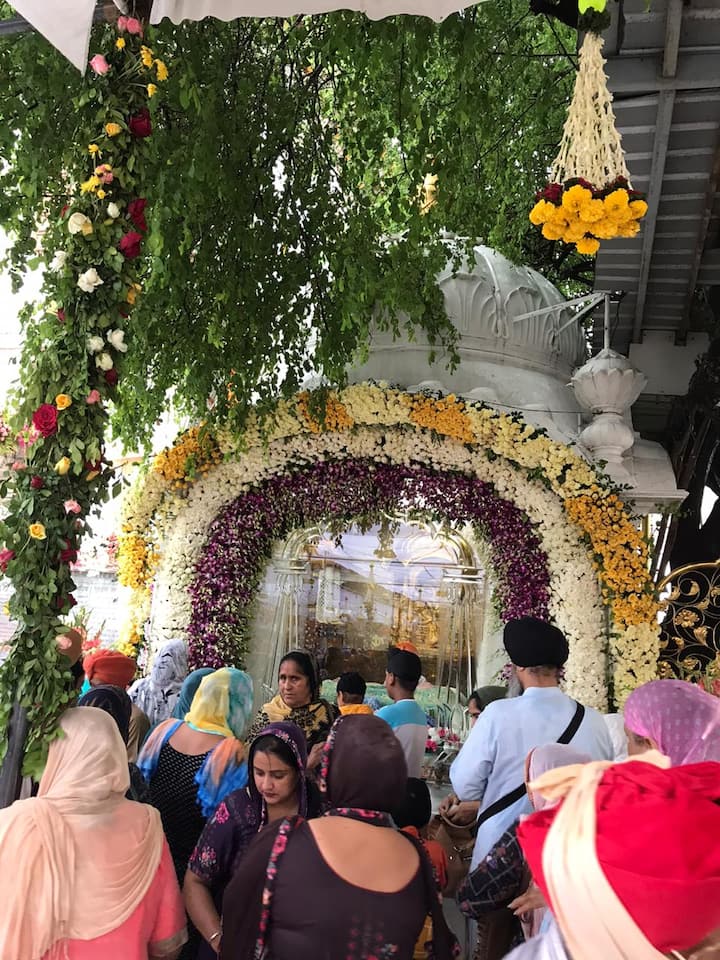ਸਜਾਵਟ ਲਈ 40 ਤੋਂ 45 ਕਿਸਮ ਦੇ ਫੁੱਲਾਂ ਦੀ ਵਰਤੋਂ ਕੀਤੀ ਗਈ ਹੈ। ਜਿਨ੍ਹਾਂ ਵਿਚ ਗੁਲਾਬ, ਲਿਲੀ, ਰਜਨੀਗੰਧਾ, ਜੈਸਮੀਨ,ਗੇਂਦਾ ਆਦਿ ਦੇ ਫੁੱਲ ਸ਼ਾਮਲ ਹਨ।