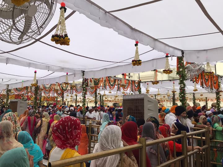  ਹਰ ਸਾਲ ਹਰਿਮੰਦਰ ਸਾਹਿਬ ਵਿਖੇ ਸ੍ਰੀ ਗੁਰੂ ਗ੍ਰੰਥ ਸਾਹਿਬ ਜੀ ਦਾ ਪ੍ਰਕਾਸ਼ ਦਿਹਾੜਾ ਬਹੁਤ ਹੀ ਸ਼ਰਧਾ ਤੇ ਭਾਵਨਾ ਨਾਲ ਮਨਾਇਆ ਜਾਂਦਾ ਹੈ।