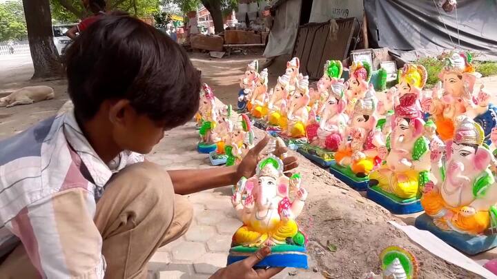 ਗ੍ਰਾਹਕ ਮਿੱਟੀ ਵਾਲੀਆਂ ਮੂਰਤੀਆਂ ਮੰਗਦੇ ਹਨ ਪਰ ਉਸ ਦਾ ਸਹੀ ਮੁੱਲ ਨਹੀਂ ਮਿਲਦਾ।