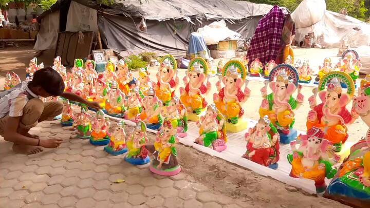 ਪਹਿਲਾਂ ਉਹ ਆਪਣੇ ਪੂਰੇ ਪਰਿਵਾਰ ਸਮੇਤ ਪੰਜ ਮਹੀਨੇ ਪਹਿਲਾਂ ਹੀ ਮੂਰਤੀਆਂ ਬਣਾਉਣੀ ਸ਼ੁਰੂ ਕਰ ਦਿੰਦੇ ਸੀ ਪਰ ਇਸ ਵਾਰ ਦੋ ਮਹੀਨੇ ਤੋਂ ਹੀ ਮੂਰਤੀਆਂ ਬਣਾਉਣੀਆਂ ਸ਼ੁਰੂ ਕੀਤੀਆਂ ਹਨ।