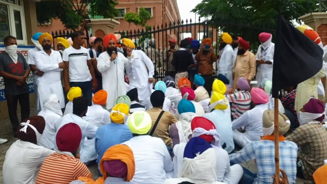 ਧਰਨੇ 'ਤੇ ਬੈਠੇ 'ਆਪ' ਵਿਧਾਇਕ ਤੇ ਸੈਂਕੜੇ ਸਾਥੀਆਂ ਖਿਲਾਫ ਕੇਸ case registered against aap mla and workers ਧਰਨੇ 'ਤੇ ਬੈਠੇ 'ਆਪ' ਵਿਧਾਇਕ ਤੇ ਸੈਂਕੜੇ ਸਾਥੀਆਂ ਖਿਲਾਫ ਕੇਸ