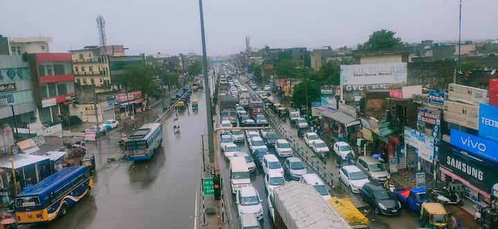 ਕੱਲ੍ਹ ਰਾਤ ਤੋਂ ਰੁਕ-ਰੁਕ ਕੇ ਪੈ ਰਹੇ ਮੀਂਹ ਨੇ ਆਮ ਲੋਕਾਂ ਦੀ ਜਨ-ਜੀਵਨ ਪ੍ਰਭਾਵਿਤ ਕੀਤਾ ਹੈ।