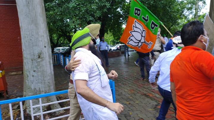 ਪੁਲਿਸ ਵੱਲੋਂ ਨਗਰ ਨਿਗਮ ਦੇ ਗੇਟ ਬਾਹਰ ਬੈਰੀਕੇਟ ਲਾ ਕੇ ਪ੍ਰਦਰਸ਼ਨਕਾਰੀਆਂ ਨੂੰ ਰੋਕਣ ਦੀ ਕੋਸ਼ਿਸ਼ ਕੀਤੀ ਤਾਂ ਰੋਸ ਵਿੱਚ ਆਏ ਪ੍ਰਦਰਸ਼ਨਕਾਰੀਆਂ ਨੇ ਜ਼ਬਰਦਸਤ ਹੰਗਾਮਾ ਕੀਤਾ।