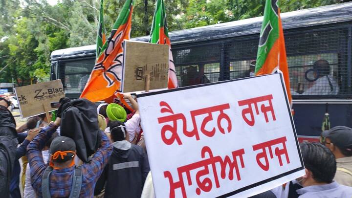 ਮਾਹੌਲ ਨੂੰ ਵਿਗੜਦੇ ਦੇਖ ਪੁਲਿਸ ਵੱਲੋਂ ਪ੍ਰਦਰਸ਼ਨਕਾਰੀਆਂ ਨੂੰ ਹਿਰਾਸਤ 'ਚ ਲੈ ਲਿਆ ਗਿਆ।