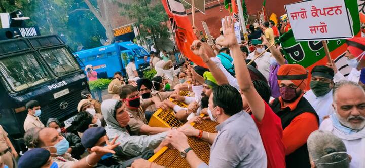 ਬੀਜੇਪੀ ਜ਼ਹਿਰੀਲੀ ਸ਼ਰਾਬ ਮੁੱਦੇ 'ਤੇ CBI ਦੀ ਜਾਂਚ ਕਰਵਾਉਣ ਦੀ ਮੰਗ ਕਰ ਰਹੇ ਨੇ ਅਤੇ ਪੰਜਾਬ ਸਰਕਾਰ ਨੂੰ ਨੈਤਿਕਤਾ ਦੇ ਆਧਾਰ 'ਤੇ ਅਸਤੀਫਾ ਦੇਣ ਦੇ ਲਈ ਕਹਿ ਰਹੇ ਹਨ।