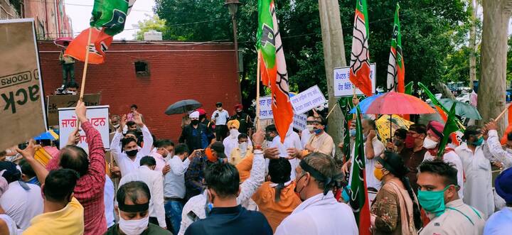 ਜ਼ਹਿਰੀਲੀ ਸ਼ਰਾਬ ਪੀਣ ਦੇ ਨਾਲ ਤਰਨ ਤਾਰਨ, ਅੰਮ੍ਰਿਤਸਰ ਤੇ ਗੁਰਦਾਸਪੁਰ ਜ਼ਿਲ੍ਹਿਆਂ 'ਚ ਇੱਕ ਸੌ ਇੱਕੀ ਲੋਕਾਂ ਦੀ ਮੌਤ ਹੋ ਗਈ ਸੀ।