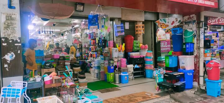 ਉਧਰ, ਸ਼ਨੀਵਾਰ ਤੇ ਐਤਵਾਰ ਨੂੰ ਮੁਕੰਮਲ ਲੌਕਡਾਊਨ ਰਹੇਗਾ। ਜ਼ਰੂਰੀ ਚੀਜ਼ਾਂ ਦੀਆਂ ਦੁਕਾਨਾਂ ਨੂੰ ਛੱਡ ਕੇ ਬਾਕੀ ਸਭ ਬੰਦ ਰਹੇਗਾ। ਘਰੋਂ ਨਿਕਲਣ ‘ਤੇ ਵੀ ਪਾਬੰਦੀ ਰਹੇਗੀ।