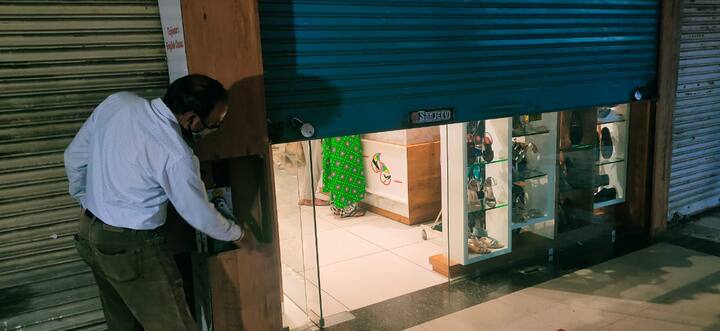 ਪੰਜਾਬ ਵਿੱਚ 31 ਅਗਸਤ ਤੱਕ ਲੌਕਡਾਊਨ ਦੀਆਂ ਨਵੀਆਂ ਪਾਬੰਦੀਆਂ ਦਾ ਐਲਾਨ ਕਰਨ ਤੋਂ ਇੱਕ ਦਿਨ ਬਾਅਦ ਹੁਣ ਕੈਪਟਨ ਸਰਕਾਰ ਨੇ ਸੂਬੇ ਅੰਦਰ ਇੱਕ ਹੋਰ ਵੱਡਾ ਐਲਾਨ ਕਰ ਦਿੱਤਾ ਹੈ।ਮੁੱਖ ਮੰਤਰੀ ਕੈਪਟਨ ਅਮਰਿੰਦਰ ਸਿੰਘ ਨੇ ਸ਼ੁੱਕਰਵਾਰ ਨੂੰ ਵਿਆਹ ਅਤੇ ਭੋਗ ਸਮਾਗਮਾਂ ਤੋਂ ਇਲਾਵਾ 5 ਤੋਂ ਵੱਧ ਵਿਅਕਤੀਆਂ ਦੇ ਇਕੱਠ ’ਤੇ ਪਾਬੰਦੀ ਲਗਾਉਣ ਲਈ ਧਾਰਾ 144 ਲਾਗੂ ਕਰਨ ਦੇ ਆਦੇਸ਼ ਦਿੱਤੇ ਹਨ।