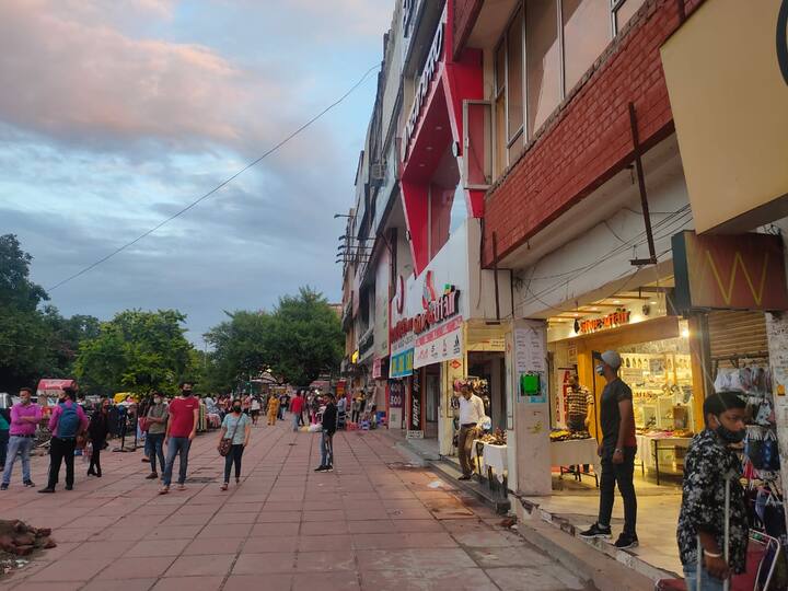 ਕੈਪਟਨ ਨੇ ਸਖ਼ਤ ਚਿਤਾਵਨੀ ਵੀ ਦਿੱਤੀ ਹੈ ਕੇ ਜੇਕਰ ਕੋਈ ਅਜਿਹਾ ਇਕੱਠ ਕਰਦਾ ਹੈ ਤਾਂ ਉਸਦੇ ਪ੍ਰਬੰਧਕਾਂ ਖਿਲਾਫ ਕਾਰਵਾਈ ਕੀਤੀ ਜਾਵੇਗੀ।ਇਹ ਸਪੱਸ਼ਟ ਕਰਦਿਆਂ ਕਿ ਉਹ ਲੋਕਾਂ ਦੀ ਜਾਨ ਬਚਾਉਣ ਲਈ ਲੋੜੀਂਦੇ ਸਖ਼ਤ ਕਦਮ ਚੁੱਕਣ ਤੋਂ ਝਿਜਕ ਨਹੀਂ ਕਰਨਗੇ, ਉਨ੍ਹਾਂ 31 ਅਗਸਤ ਤੋਂ ਬਾਅਦ ਹੋਰ ਸਖ਼ਤ ਕਦਮ ਚੁੱਕਣ ਦੀ ਚੇਤਾਵਨੀ ਵੀ ਦਿੱਤੀ।