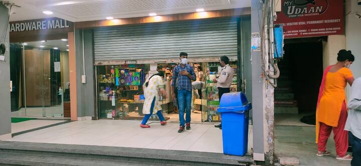 ਉਨ੍ਹਾਂ ਧਾਰਾ 144 ਦੀ ਕਿਸੇ ਵੀ ਉਲੰਘਣਾ ਦੀ ਸਥਿਤੀ ਵਿਚ, ਇਸ ਤਰ੍ਹਾਂ ਦੇ ਇਕੱਠ ਕਰਕੇ ਜਾਂ ਲੋਕਾਂ ਨੂੰ ਬਿਨਾਂ ਮਾਸਕ ਦੇ ਇਕੱਠੇ ਹੋਣ ਦੀ ਇਜਾਜ਼ਤ ਦੇ ਕੇ ਜੋਖਮ ਵਿਚ ਪਾ ਰਹੇ ਪ੍ਰਬੰਧਕਾਂ ਨੂੰ ਗ੍ਰਿਫਤਾਰ ਕੀਤੇ ਜਾਣ ਦੀ ਚਿਤਾਵਨੀ ਦਿੱਤੀ।ਉਨ੍ਹਾਂ ਇਸ ਮਾਮਲੇ ਵਿੱਚ ਪੂਰੀ ਸਖਤੀ ਦੀ ਵੀ ਚਿਤਾਵਨੀ ਦਿੱਤੀ ਹੈ।