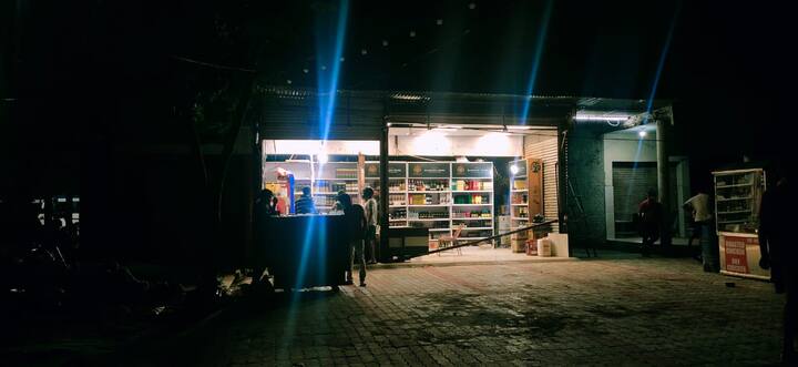 ਇਸ ਦੌਰਾਨ ਸ਼ਰਾਬ ਠੇਕੇ ਵੀ ਸ਼ਾਮ ਸਾਢੇ 6 ਵਜੇ ਤੱਕ ਹੀ ਖੁੱਲੇ ਰਹਿਣਗੇ।ਇਸ ਦੇ ਨਾਲ ਹੀ ਰਾਜ ਅੰਦਰ ਸ਼ਨੀਵਾਰ ਅਤੇ ਐਤਵਾਰ ਵੀਕਐਂਡ ਲੌਕਡਾਊਨ ਲਾਗੂ ਹੋਏਗਾ।ਧਾਰਮਿਕ ਸਥਾਨ ਅਤੇ ਸਪੋਰਟਸ ਕੰਪਲੈਕਸ ਵੀ ਸਾਢੇ 6 ਵਜੇ ਤੱਕ ਖੁੱਲ੍ਹਣਗੇ।ਇਹ ਹੁਕਮ ਅਗਸਤ ਮਹੀਨੇ ਲਾਗੂ ਰਹਿਣਗੇ। ਪੰਜਾਬ ਸਰਕਾਰ ਨੇ ਇਹ ਫੈਸਲਾ ਪੰਜਾਬ 'ਚ ਵੱਧਦੇ ਕੋਰੋਨਾ ਕੇਸ ਅਤੇ ਮੌਤਾਂ ਨੂੰ ਵੇਖਦੇ ਹੋਏ ਕੀਤਾ ਹੈ।