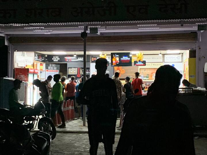 ਸਰਕਾਰ ਵਲੋਂ ਜਾਰੀ ਨਿਯਮਾਂ ਅਨੁਸਾਰ ਦੁਕਾਨਾਂ ਅਤੇ ਸ਼ਰਾਬ ਠੇਕਿਆਂ ਦੇ ਖੁੱਲ੍ਹਣ ਦਾ ਸਮਾਂ ਸ਼ਾਮ ਸਾਢੇ 6 ਵਜੇ ਤੱਕ ਹੈ।