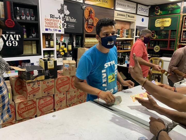   ਪਰ ਇਸ ਸ਼ਰਾਬ ਠੇਕੇ ਚਲਾਉਣ ਵਾਲੇ ਅਤੇ ਸ਼ਰਾਬ ਖਰੀਦਣ ਵਾਲੇ ਲੋਕ ਕੈਪਟਨ ਸਰਕਾਰ ਦੇ ਨਿਯਮਾਂ ਨੂੰ ਸਰੇਆਮ ਛਿੱਕੇ ਟੰਗ ਰਹੇ ਹਨ।ਮੁਹਾਲੀ 'ਚ ਸਾਢੇ 8ਵਜੇ ਵੀ ਸ਼ਰਾਬ ਠੇਕੇ ਖੁੱਲੇ ਮਿਲੇ।