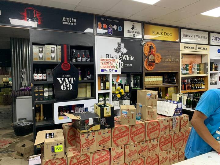  ਨਵੇਂ ਨਿਯਮਾਂ ਮੁਤਾਬਿਕ ਵੀਕਐਂਡ ਤੇ ਲੌਕਡਾਊਨ ਲਾਗੂ ਹੋਏਗਾ ਯਾਨੀ ਸ਼ਨੀਵਾਰ ਅਤੇ ਐਤਵਾਰ ਗੈਰ-ਜ਼ਰੂਰੀ ਦੁਕਾਨਾਂ ਬੰਦ ਰਹਿਣਗੀਆਂ। 