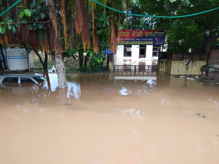 ਬਾਰਸ਼ ਕਾਰਨ ਚੰਡੀਗੜ੍ਹ ਦੀ ਸੁਖਨਾ ਝੀਨ ਵਿੱਚ ਪਾਣੀ ਦਾ ਪੱਧਰ ਖ਼ਤਰੇ ਦੇ ਨਿਸ਼ਾਨ ਤੱਕ ਪਹੁੰਚਣ ਮਗਰੋਂ ਫਲੱਡ ਗੇਟ ਖੋਲ੍ਹ ਦਿੱਤੇ ਗਏ ਹਨ। ਇਸ ਨਾਲ ਬਲਟਾਣਾ ਵਿੱਚ ਪੁਲਿਸ ਚੌਕੀ ਵਿੱਚ ਪਾਣੀ ਭਰ ਗਿਆ। ਪਾਣੀ ਵਿੱਚ ਕਈ ਕਾਰਾਂ ਵੀ ਡੁੱਬ ਗਈਆਂ। 