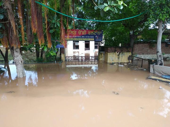  ਦੱਸ ਦਈਏ ਕਿ ਸ਼ਨੀਵਾਰ ਨੂੰ ਝੀਲ ਵਿੱਚ ਪਾਣੀ ਦਾ ਪੱਧਰ 1162 ਫੁੱਟ ਸੀ ਤੇ ਖ਼ਤਰੇ ਦਾ ਨਿਸ਼ਾਨ 1163 ਫੁੱਟ ’ਤੇ ਹੈ। ਚੰਡੀਗੜ੍ਹ ਤੇ ਹਿਮਾਚਲ ਦੀਆਂ ਪਹਾੜੀਆਂ ਵਿੱਚ ਹੋਰ ਮੀਂਹ ਪੈਣੀ ਕਾਰਨ ਸੁਖਨਾ ਝੀਲ ਦਾ ਜਲ ਪੱਧਰ ਖ਼ਤਰੇ ਦੇ ਨਿਸ਼ਾਨ ਤੱਕ ਪਹੁੰਚ ਗਿਆ ਤੇ ਪ੍ਰਸ਼ਾਸਨ ਨੂੰ ਝੀਲ ਦੇ ਹੜ੍ਹ ਵਾਲੇ ਗੇਟ ਖੋਲ੍ਹਣੇ ਪੈ ਗਏ। ਇਨ੍ਹਾਂ ਫਲੱਡ ਗੇਟਾਂ ਰਾਹੀਂ ਝੀਲ ਦਾ ਪਾਣੀ ਸੁਖਨਾ ਚੋਅ ਵਿੱਚ ਛੱਡਿਆ ਗਿਆ।