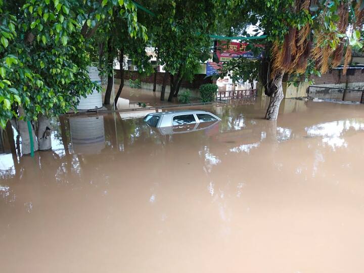 ਸੁਖਨਾ ਝੀਲ ਦੇ ਨਜ਼ਦੀਕ ਸਥਿਤ ਪਿੰਡ ਕਾਂਸਲ ਤੇ ਸਕੇਤੜੀ ਵਿੱਚੋਂ ਲੰਘਦੀਆ ਚੋਈਆਂ ਦਾ ਬਰਸਾਤੀ ਪਾਣੀ ਸੁਖਨਾ ਝੀਲ ਵਿੱਚ ਡਿੱਗਦਾ ਹੈ। ਇਲਾਕੇ ਵਿੱਚ ਮੀਂਹ ਕਰਕੇ ਸੁਖਨਾ ਝੀਲ ਦਾ ਪਾਣੀ ਵੱਧ ਗਿਆ ਹੈ। 