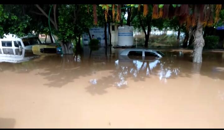 ਇਸ ਤੋਂ ਪਹਿਲਾਂ ਸਾਲ 2018 ਵਿੱਚ ਸੁਖਨਾ ਝੀਲ ਵਿੱਚ ਪਾਣੀ ਦਾ ਪੱਧਰ ਖ਼ਤਰੇ ਦੇ ਨਿਸ਼ਾਨ ਤੋਂ ਉੱਪਰ ਪਹੁੰਚਣ ਕਰਕੇ ਫਲੱਡ ਗੇਟ ਖੋਲ੍ਹੇ ਗਏ ਸਨ। ਉਸ ਤੋਂ ਪਹਿਲਾਂ ਸਾਲ 2008 ਵਿੱਚ ਪਾਣੀ ਦਾ ਪੱਧਰ ਵਧਣ ਕਰਕੇ ਗੇਟ ਖੋਲ੍ਹੇ ਗਏ ਸਨ।