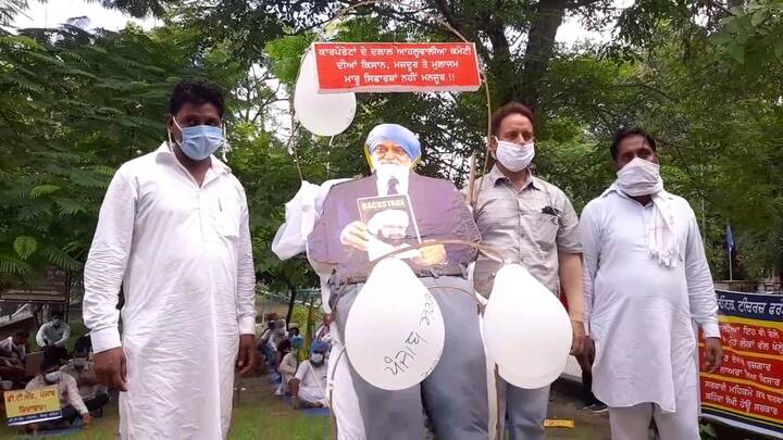 ਇਸ ਦਾ ਵਿਰੋਧ ਕਰਦਿਆਂ ਆਹਲੂਵਾਲੀਆ ਦਾ ਅਰਥੀ ਫੂਕ ਪ੍ਰਦਰਸ਼ਨ ਕੀਤਾ ਜਾ ਰਿਹਾ ਹੈ।