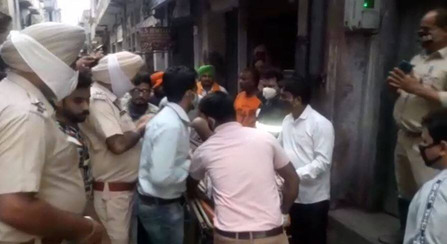 ਅੰਮ੍ਰਿਤਸਰ ਵਿੱਚ ਪੁਰਾਣੀ ਇਮਾਰਤ ਢਹਿ ਢੇਰੀ, ਇੱਕ ਬੱਚੀ ਸਮੇਤ ਤਿੰਨ ਲੋਕਾਂ ਦੀ ਮੌਤ Old building collapsed in Amritsar, including a child three people died ਅੰਮ੍ਰਿਤਸਰ ਵਿੱਚ ਪੁਰਾਣੀ ਇਮਾਰਤ ਢਹਿ ਢੇਰੀ, ਇੱਕ ਬੱਚੀ ਸਮੇਤ ਤਿੰਨ ਲੋਕਾਂ ਦੀ ਮੌਤ