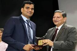 Success Story: ਗਰੀਬੀ ਝੱਲ ਦੀਵੇ ਦੀ ਰੌਸ਼ਨੀ ਵਿਚ ਘੰਟਿਆਂ ਬੱਧੀ ਪੜ੍ਹਾਈ ਕਰ ਹਾਸਲ ਕੀਤੀ ਕਾਮਯਾਬੀ ਤੇ ਛੋਟੇ ਜਿਹੇ ਪਿੰਡ ਦਾ ਵਿਅਕਤੀ ਬਣਿਆ ਆਈਏਐਸ