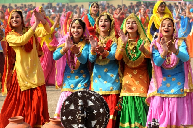 Punjab de ang sang Punjab Folk dance Gidha Paal Singh Smaon  ਪੰਜਾਬ ਦੇ ਅੰਗ-ਸੰਗ: ਲਾਂਭ-ਲਾਂਭ ਨਾ ਜਾਈਂ, ਗਿੱਧਿਆ ਪਿੰਡ ਵੜ ਵੇ