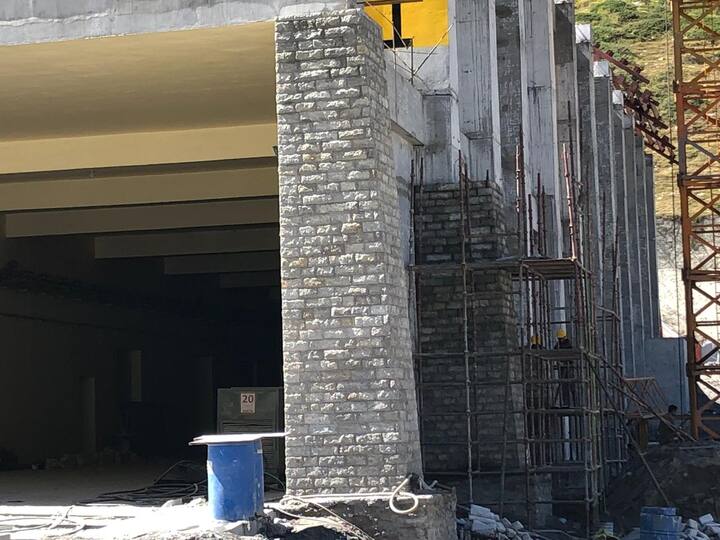 ਸੁਰੰਗ ਚੱਲਣ ਤੋਂ ਬਾਅਦ ਵੀ ਸਰਦੀਆਂ 'ਚ ਇਸ ਮਾਰਗ ਲੇਹ ਪਹੁੰਚਣਾ ਮੁਸ਼ਕਲ ਹੋਵੇਗਾ ਕਿਉਂਕਿ ਕੇਲਾਂਗ ਦੇ ਬਾਅਦ ਵੀ ਲੇਹ ਤਕ ਬਾਰਾਲਾਚਾ ਪਾਸ ਤੇ ਤੰਗਲੰਗ-ਲਾ ਜਿਹੇ ਰੋਹਤਾਂਗ ਦੱਰੇ ਪੈਂਦੇ ਹਨ। 