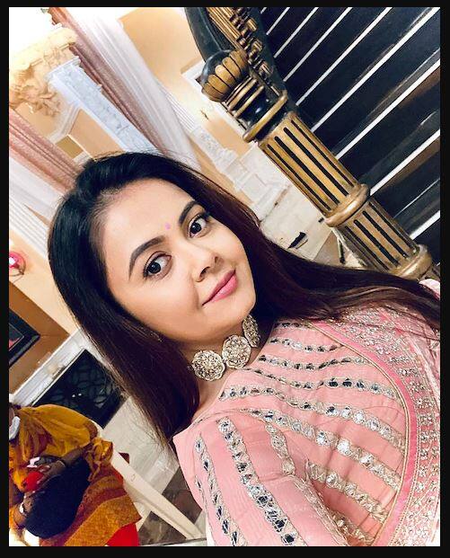 ਦੇਵੋਲਿਨਾ 'ਸਾਥ ਨਿਭਣਾ ਸਾਥੀਆ 2' ਦੇ ਪ੍ਰੋਮੋ 'ਚ ਦੱਸ ਰਹੀ ਹੈ ਕਿ ਰਸੋੜੇ 'ਚ ਗਹਿਣਾ ਹੈ।