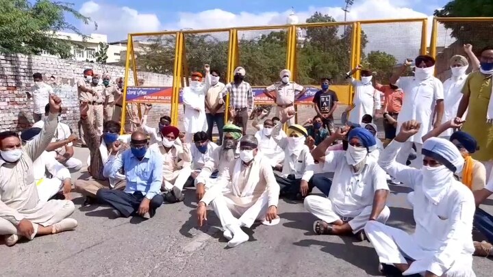 ਬਠਿੰਡਾ: ਅੱਜ ਅਕਾਲੀ ਦਲ ਦੇ ਸਾਬਕਾ ਵਿਧਾਇਕ ਸਰੂਪ ਚੰਦ ਸਿੰਗਲਾ ਵੱਲੋਂ ਆਪਣੇ ਵਰਕਰਾਂ ਨਾਲ ਹੱਥਾਂ 'ਤੇ ਕਾਲੀਆਂ ਪੱਟੀਆਂ ਬੰਨ੍ਹ ਕੇ ਪੰਜਾਬ ਦੇ ਖ਼ਜ਼ਾਨਾ ਮੰਤਰੀ ਮਨਪ੍ਰੀਤ ਸਿੰਘ ਬਾਦਲ ਦੇ ਦਫ਼ਤਰ ਦਾ ਘਿਰਾਓ ਕੀਤਾ ਗਿਆ।
