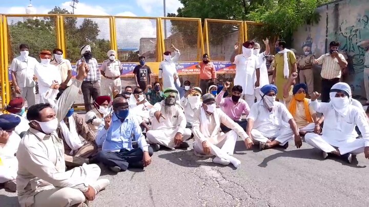 ਸਾਬਕਾ ਵਿਧਾਇਕ ਨੇ ਕਿਹਾ ਕਿ ਸਾਡੇ ਇੱਥੋਂ ਦੇ ਵਿਧਾਇਕ ਪੰਜਾਬ ਦੇ ਖ਼ਜ਼ਾਨਾ ਮੰਤਰੀ ਹਨ, ਉਹ ਸ਼ਹਿਰ ਵਾਸੀਆਂ 'ਤੇ ਆਏ ਦਿਨ ਧੱਕੇਸ਼ਾਹੀ ਕਰਦੇ ਹੋਏ ਝੂਠੇ ਪਰਚੇ ਤੇ ਜ਼ਮੀਨਾਂ 'ਤੇ ਕਬਜ਼ੇ ਕਰਨ 'ਤੇ ਤੁਲੇ ਹੋਏ ਹਨ।