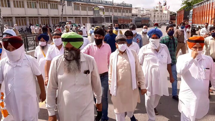ਉਨ੍ਹਾਂ ਮਨਪ੍ਰੀਤ ਬਾਦਲ ਦੇ ਸਾਲਾ ਸਾਹਿਬ ਜੈਜੀਤ ਸਿੰਘ ਜੌਹਲ ਨੂੰ ਖੁੱਲ੍ਹਾ ਚੈਲੇਂਜ ਕੀਤਾ ਕਿ ਜਿੰਨਾ ਮਰਜ਼ੀ ਧੱਕੇ ਕਰ ਲਓ। ਟਾਈਮ ਆਉਣ 'ਤੇ ਪੁੱਠਾ ਜਿਨ੍ਹਾਂ ਅਧਿਕਾਰੀਆਂ ਨੇ ਝੂਠੇ ਪਰਚੇ ਕੀਤੇ ਹਨ, ਉਨ੍ਹਾਂ ਖ਼ਿਲਾਫ਼ ਕਦਮ ਚੁੱਕਾਂਗੇ। 