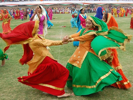 Punjab de ang sang folk dance kikli ਪੰਜਾਬ ਦੇ ਅੰਗ-ਸੰਗ: 'ਕਿੱਕਲੀ ਕਲੀਰ ਦੀ, ਪੱਗ ਮੇਰੇ ਵੀਰ ਦੀ'