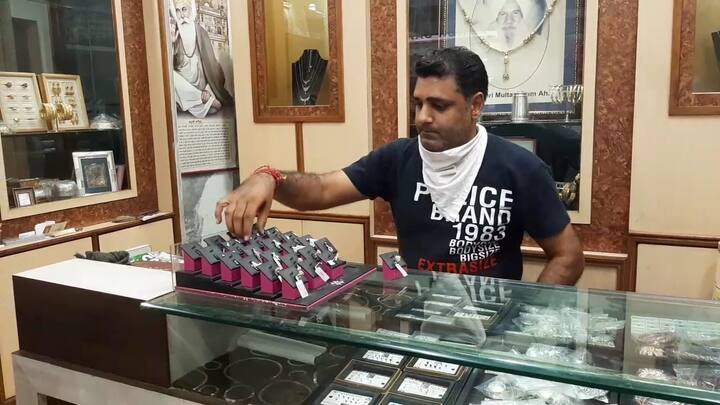 ਉਨ੍ਹਾਂ ਦਾ ਕਹਿਣਾ ਹੈ ਕਿ ਜੋ ਸਰਕਾਰ ਨੂੰ ਸਲਾਹ ਦੇ ਰਹੇ ਹਨ, ਉਨ੍ਹਾਂ ਨੂੰ ਜ਼ਮੀਨੀ ਪੱਧਰ 'ਤੇ ਆ ਕੇ ਦੇਖਣਾ ਚਾਹੀਦਾ ਹੈ ਕਿ ਕਾਰੋਬਾਰੀਆਂ ਨੂੰ ਕੀ ਦਿੱਕਤਾਂ ਆ ਰਹੀਆਂ ਹਨ।