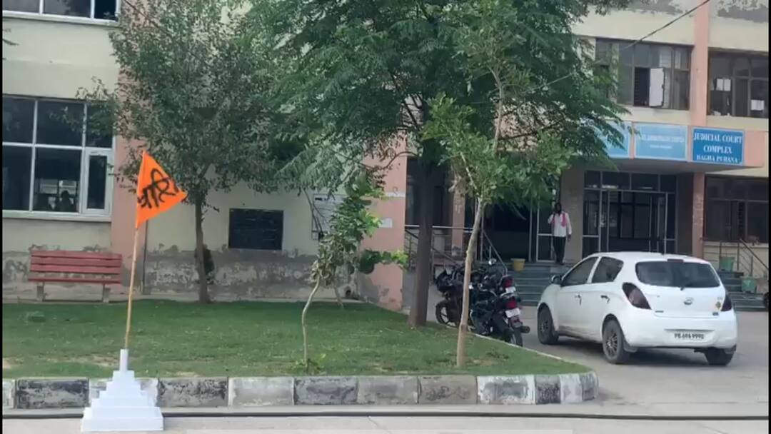 Khalistani Flag hositing in Moga's Wagahpurana, teshil complex ਮੋਗਾ 'ਚ ਮੁੜ ਲਹਿਰਾਇਆ ਖ਼ਾਲਿਸਤਾਨੀ ਝੰਡਾ