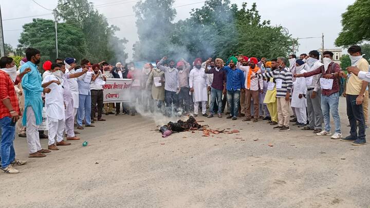 ਬਰਨਾਲਾ: ਪੰਜਾਬ ਦੇ ਵੱਖ-ਵੱਖ ਵਿਭਾਗਾਂ ’ਚ ਲੰਬੇ ਸਮੇਂ ਤੋਂ ਠੇਕੇ ’ਤੇ ਕੰਮ ਰਹੇ ਮੁਲਾਜ਼ਮਾਂ ਵੱਲੋਂ ਅੱਜ ਬਰਨਾਲਾ ਵਿਖੇ ਪੰਜਾਬ ਸਰਕਾਰ ਤੇ ਮੋਂਟੇਕ ਸਿੰਘ ਆਹਲੂਵਾਲੀਆ ਦੇ ਪੁਤਲੇ ਫੂਕ ਕੇ ਪ੍ਰਦਰਸ਼ਨ ਕੀਤਾ ਗਿਆ।