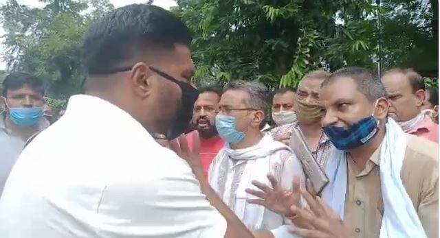  ਪ੍ਰਦਰਸ਼ਨ ਕਰ ਰਹੇ ਇਹਨਾਂ ਕਾਰੋਬਾਰਿਆਂ ਨੇ ਮੰਗ ਰੱਖੀ ਹੈ ਕਿ ਜੋ ਵੀਕਐਂਡ ਲੌਕਡਾਊਨ ਹੈ ਉਸ ਨੂੰ ਖਤਮ ਕੀਤਾ ਜਾਵੇ ਅਤੇ ਸ਼ਨੀਵਾਰ ਦੁਕਾਨਾਂ ਖੋਲਣ ਦੀ ਇਜਾਜ਼ਤ ਦਿੱਤੀ ਜਾਵੇ।ਜੇਕਰ ਇਹ ਮੰਗਾਂ ਨਹੀਂ ਮੰਨਿਆ ਤਾ ਪੂਰੇ ਹਫ਼ਤੇ ਲਈ ਦੁਕਾਨਾਂ ਨੂੰ ਮੁਕਮਲ ਬੰਦ ਕਰਵਾਇਆ ਜਾਵੇ।