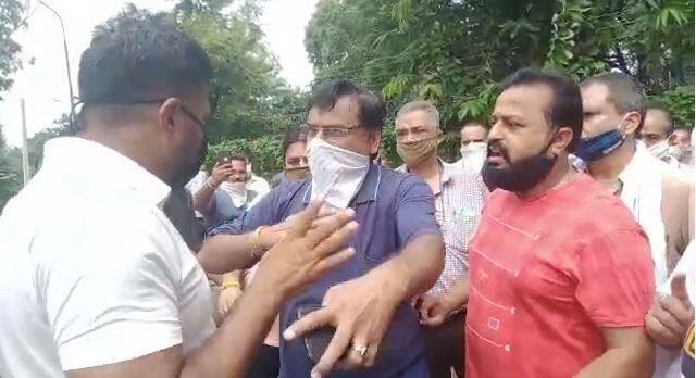 ਗੁਰਦਾਸਪੁਰ ਸ਼ਹਿਰ 'ਚ ਵਪਾਰ ਮੰਡਲ ਵਲੋਂ ਅੱਜ ਇਕ ਜੁਟ ਹੋ ਵੀਕਐਂਡ ਲੌਕਡਾਊਨ ਦੇ ਵਿਰੋਧ 'ਚ ਅਵਾਜ਼ ਬੁਲੰਦ ਕੀਤੀ ਗਈ। ਗੁਰਦਾਸਪੁਰ ਦੇ ਵੱਖ ਵੱਖ ਕਾਰੋਬਾਰੀ ਅਤੇ ਦੁਕਾਨਦਾਰਾਂ ਵਲੋਂ ਪ੍ਰਸ਼ਾਸਨ ਦੇ ਖਿਲਾਫ ਰੋਸ਼ ਪ੍ਰਦਰਸ਼ਨ ਕੀਤਾ ਗਿਆ ਅਤੇ ਇਹਨਾਂ ਦੁਕਾਨਦਾਰਾਂ ਦਾ ਕਹਿਣਾ ਹੈ ਕਿ ਕੋਰੋਨਾ ਦੇ ਨਾਂ  ਹੇਠ ਰੋਜ਼ਾਨਾ ਪੁਲਿਸ ਸ਼ਾਮ ਨੂੰ ਉਹਨਾਂ ਦੀਆਂ ਦੁਕਾਨਾਂ ਜ਼ਬਰਦਸਤੀ ਧਮਕੀ ਦੇ ਬੰਦ ਕਰਵਾਉਂਦੀ ਹੈ।