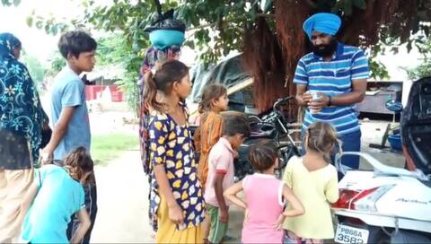 ਕੋਰੋਨਾ ਕਾਲ 'ਚ ਸਕੂਟਰੀ ਵਾਲਾ ਸ਼ਖਸ ਬਣਿਆ ਗਰੀਬਾਂ ਲਈ ਮਸੀਹਾ, ਮੁਫਤ 'ਚ ਵੰਡੇ ਦਵਾਈਆਂ ਤੇ ਮਾਸਕ ਕੋਰੋਨਾ ਕਾਲ 'ਚ ਸਕੂਟਰੀ ਵਾਲਾ ਸ਼ਖਸ ਬਣਿਆ ਗਰੀਬਾਂ ਲਈ ਮਸੀਹਾ, ਮੁਫਤ 'ਚ ਵੰਡੇ ਦਵਾਈਆਂ ਤੇ ਮਾਸਕ