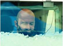 ਢਾਈ ਘੰਟੇ ਬਰਫ ਦੇ ਬਕਸੇ 'ਚ ਰਹਿ ਕੇ ਇਸ ਸ਼ਖਸ ਨੇ ਬਣਾਇਆ ਵਿਸ਼ਵ ਰਿਕਾਰਡ