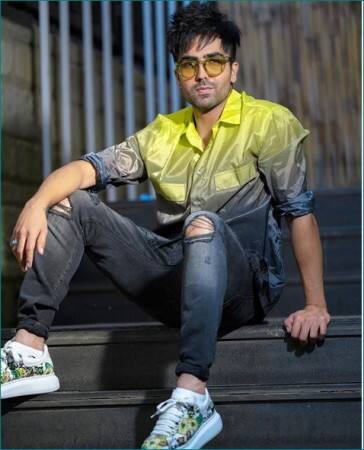  ਹਾਰਡੀ ਦੇ ਕਈ ਗੀਤਾਂ ਨੇ ਅੱਜ ਬਾਲੀਵੁੱਡ 'ਚ ਵੀ ਆਪਣੀ ਜਗ੍ਹਾ ਬਣਾਈ ਹੈ।