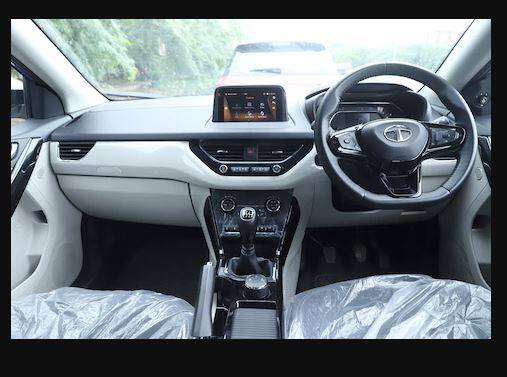 ਨੈਕਸਨ ਤੇ ਬ੍ਰੇਜ਼ਾ ਦੋਹਾਂ ਕੋਲ ਰੋਡ ਬਾਈਜ਼ਡ ਟਾਇਰ ਸੀ ਤੇ ਸਾਰੇ ਸਟਾਕ ਟੌਪ-ਐਂਡ ਪੈਟਰੋਲ ਮੈਨੂਅਲ ਸੀ। ਅਸੀਂ ਪਾਇਆ ਹੈ ਕਿ ਦੋਵੇਂ ਆਪਣੇ ਕੰਪੈਕਟ ਸਾਈਜ਼ ਤੇ ਹਲਕੇ ਸਾਈਜ਼ ਕਾਰਨ ਹੈਰਾਨੀਜਨਕ ਤੌਰ 'ਤੇ ਸਮਰੱਥ ਹਨ ਜੋ ਹੜ੍ਹਾਂ ਦੇ ਪਾਣੀ ਜਾਂ ਮਾੜੀਆਂ ਸਤ੍ਹਾਂ ਨੂੰ ਪਾਰ ਕਰਨ ਵਿੱਚ ਸਹਾਇਤਾ ਕਰਦੇ ਹਨ। ਦੂਜੇ ਪਾਸੇ ਦੋਵਾਂ ਪਾਸਿਆਂ ਦੀਆਂ ਉਬੜ-ਖਾਬੜ ਸੜਕਾਂ 'ਤੇ ਥੋੜ੍ਹੀ ਜਿਹੀ ਰਫ ਹੈ, ਪਰ ਉਨ੍ਹਾਂ ਦੀ ਗਰਾਊਂਡ ਕਲੀਅਰੈਂਸ ਜਾਂ ਅਪਰੋਚ/ਡਿਪਾਰਚਰ ਐਂਗਲ ਹੈਰਾਨੀਜਨਕ ਤੀਕਰ ਨਾਲ ਚੰਗੇ ਹਨ। 