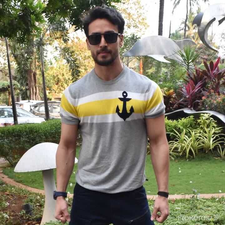 ਇਸ ਗਾਣੇ ਬਾਰੇ ਗੱਲ ਕਰਿਏ ਤਾਂ ਇਸ ਗਾਣੇ ਦੇ ਬੋਲ DG Mayne ਤੇ ਅਵਿਤਸ਼ ਨੇ ਲਿੱਖੇ ਹਨ ਜਦਕਿ ਇਸ ਨੂੰ ਪੁਨੀਤ ਮਲਹੋਤਰਾ ਨੇ ਡਾਇਰੈਕਟ ਕੀਤਾ ਹੈ। ਪਰੇਸ਼ ਨੇ ਇਸ ਵਿਚ ਕੋਰੀਓਗ੍ਰਾਫੀ ਕੀਤੀ ਹੈ ਤੇ ਸੰਤਾ ਇਸ ਪ੍ਰੋਜੈਕਟ ਦੀ ਡੀਓਪੀ ਹੈ।